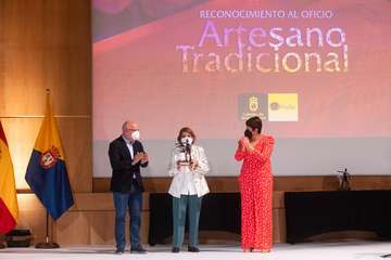 Homenaje del Cabildo a las caladoras grancanarias/TA.